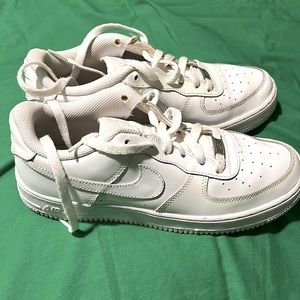Almost New White Nike sneaker big boy 7 fits adult size 8  women